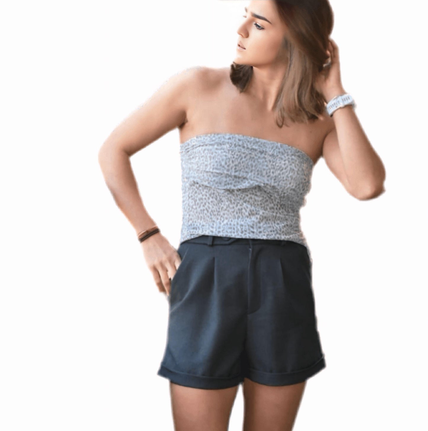 Bermuda gris para mujer en mezcla de poliéster y algodón, con detalle de cinturón y basta inferior, perfecta para un look casual chic en moda femenina hecha en Chile.