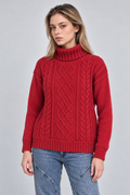 Sweater rojo tejido con trenzas y cuello alto