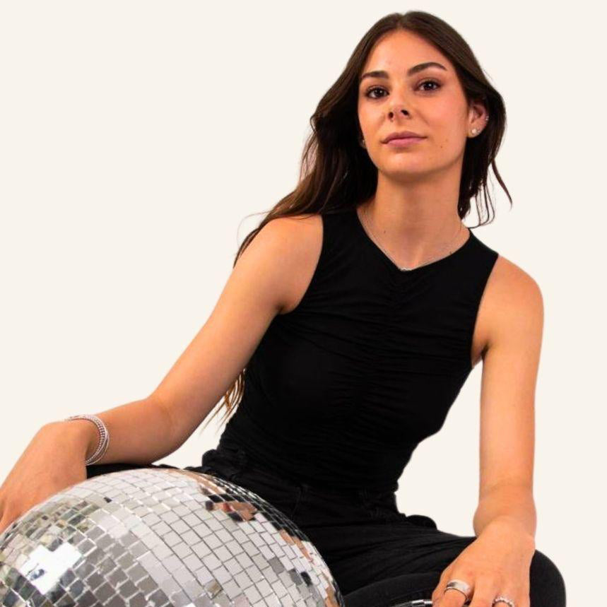 Camiseta Rosa Recogida en color negro, de corte crop top sin mangas y cuello redondo, con pliegues recogidos, ideal para un look moderno y versátil en moda mujer hecha en Chile.
