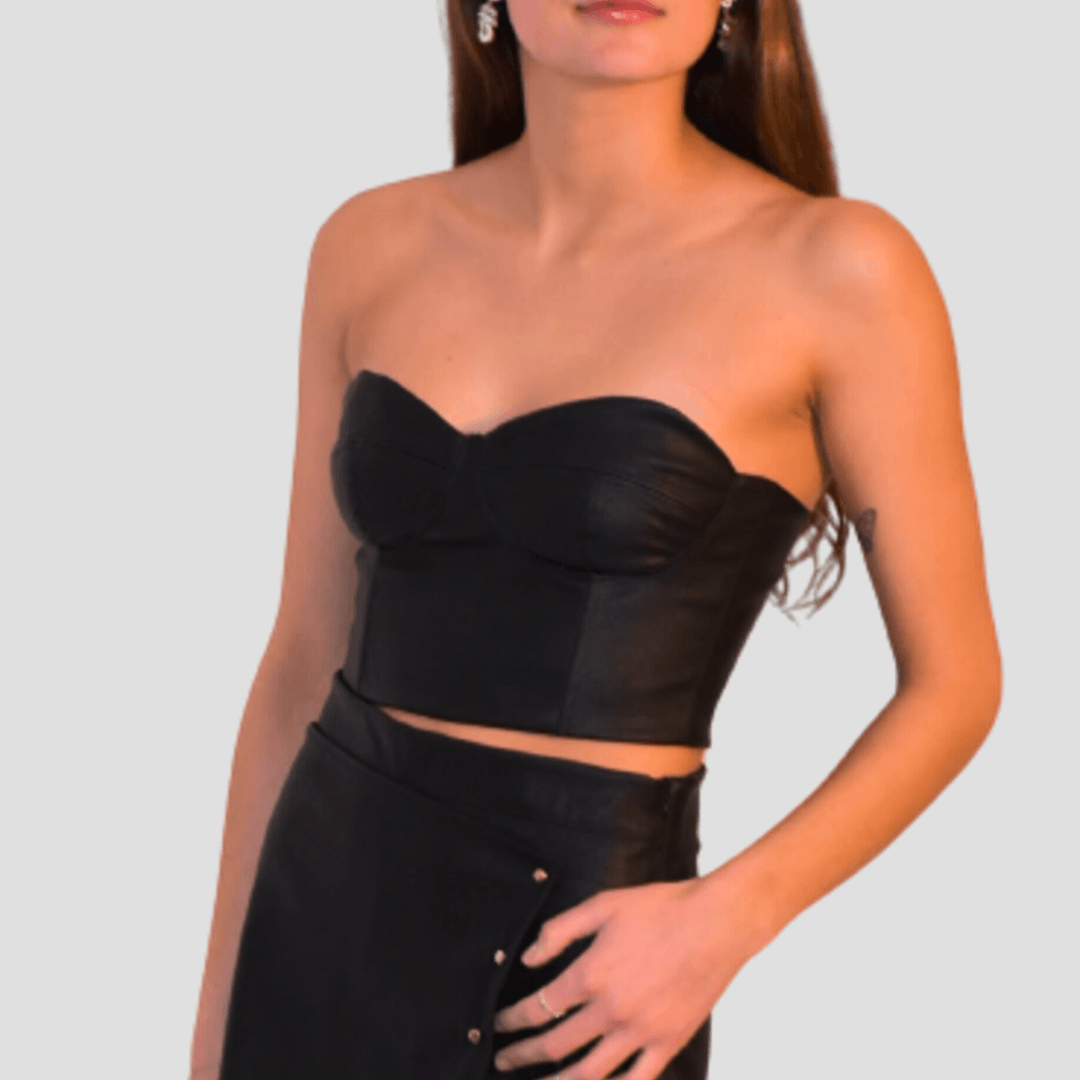 Corset negro de cuero sintético con diseño elástico en la espalda, ideal para realzar la cintura y definir curvas con estilo en moda mujer
