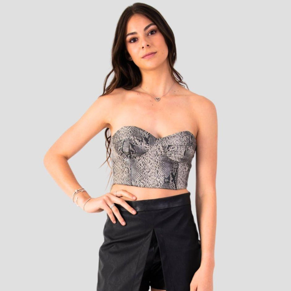 Corset de cuero PU con estampado de culebra en tonos negro, gris y blanco, escote en V y diseño sin mangas, ideal para un look osado y elegante en moda mujer hecha en Chile.

