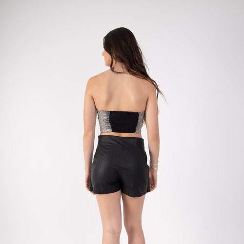 Corset de cuero PU con estampado de culebra en tonos negro, gris y blanco, escote en V y diseño sin mangas, ideal para un look osado y elegante en moda mujer hecha en Chile.
