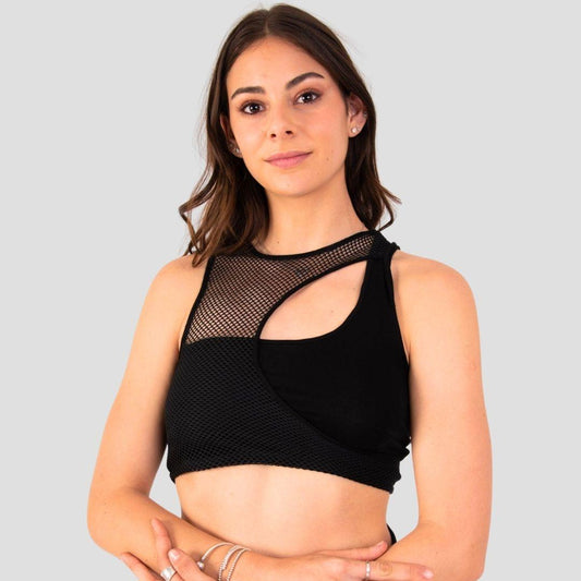 Crop top negro estilo peto corto con escote original. Cuello de malla que se cruza en la espalda. Sin mangas, cómodo y versátil para verano.