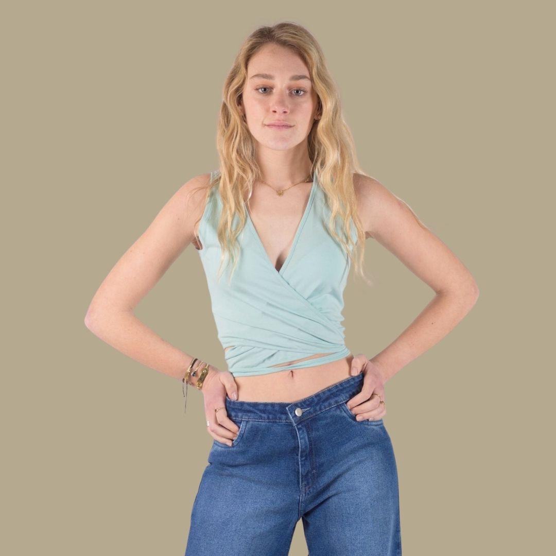 Crop top verde agua envolvente. Tirantes ajustables en la parte inferior para un ajuste cómodo y elegante.