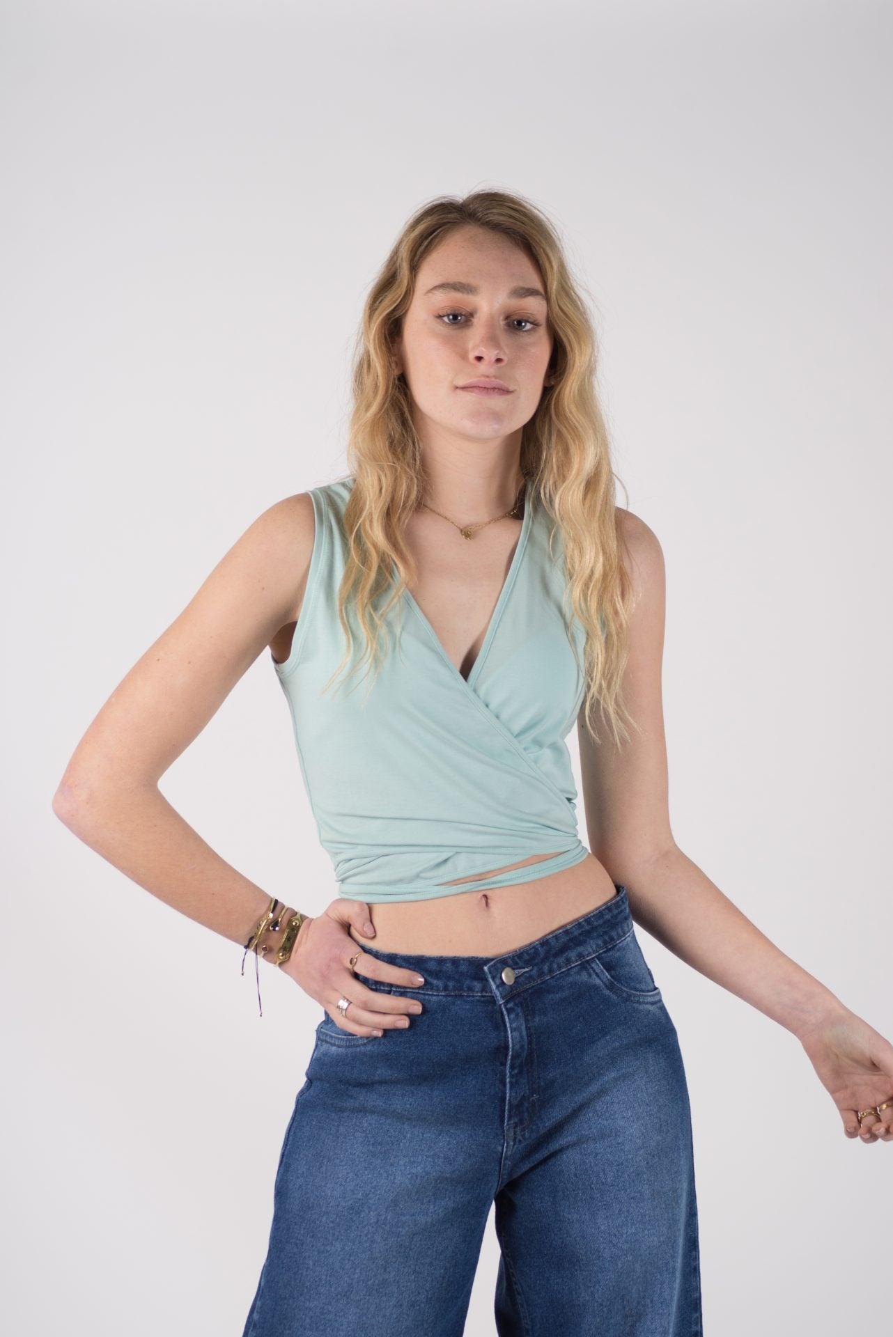 Crop top verde agua envolvente. Tirantes ajustables en la parte inferior para un ajuste cómodo y elegante.