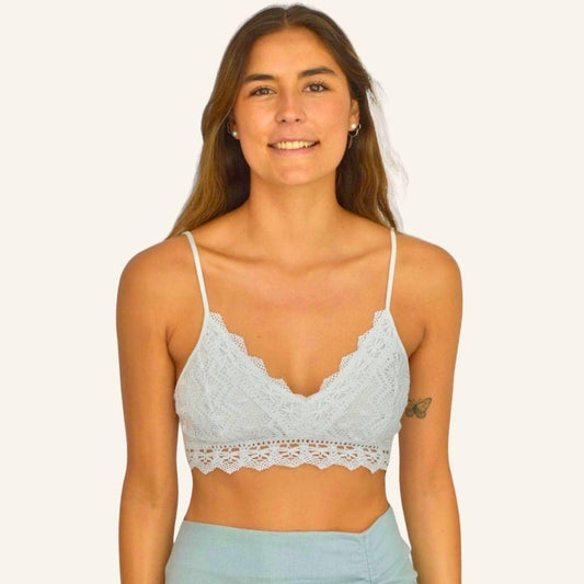 Crop top ajustado y sin mangas con diseño de macramé. Materiales de alta calidad, combinable con faldas o shorts para un look moderno.