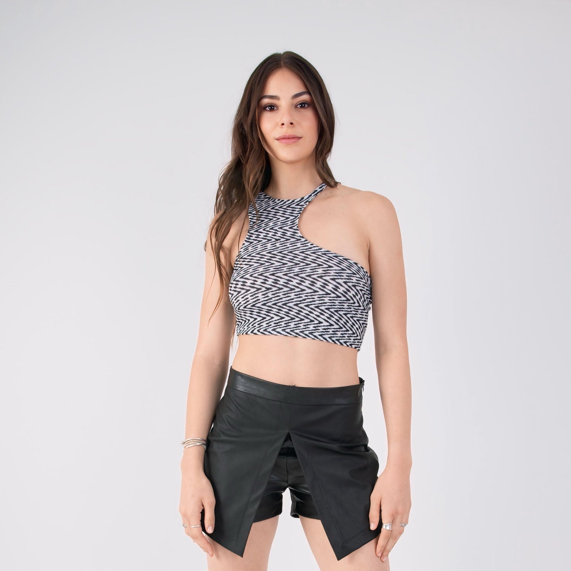 Falda Short de cuero negro con pliegue frontal, hecho de PU negro, ideal para un look moderno y versátil en moda mujer