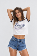 Polera baby tee cruda con ribetes y estampado Kyoto