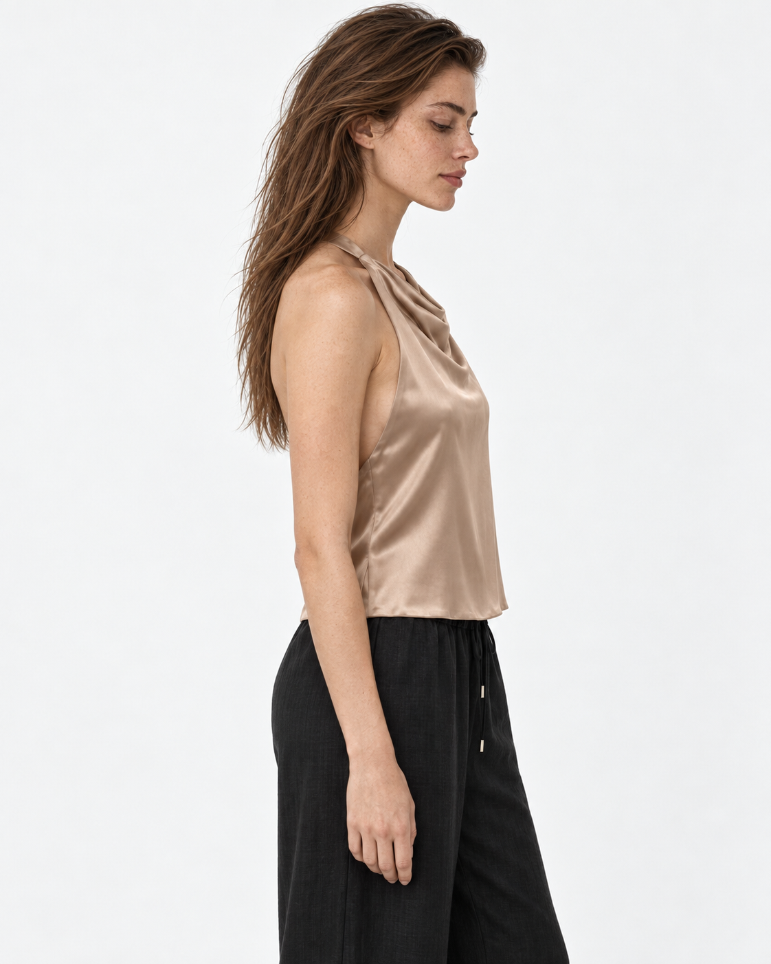 Blusa halter satín beige Laura, perfil plano americano