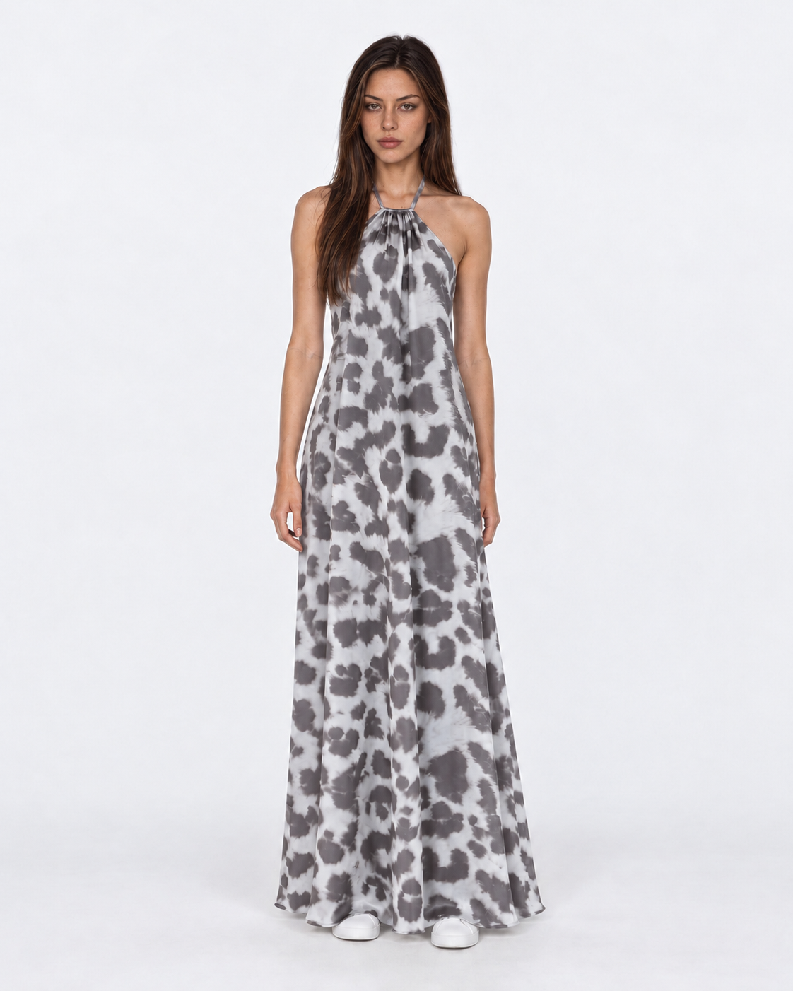 Vestido largo halter animal print gris, pose frontal natural | MQM