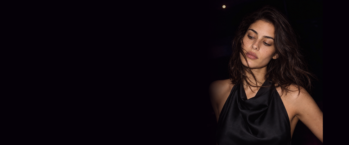 MQM · Laura negra, banner de escritorio
