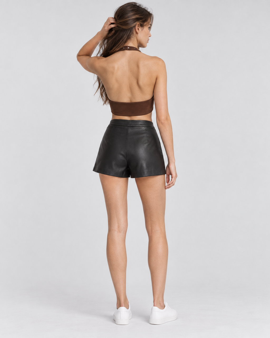 Top halter café de gamuza con tachas Ángela