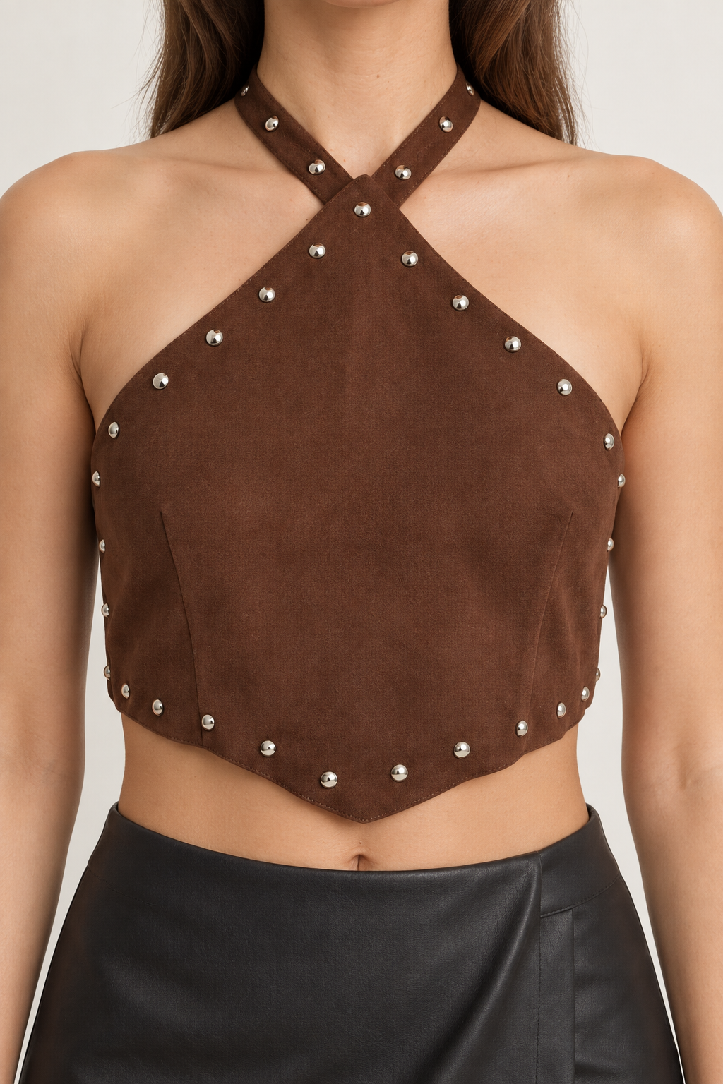 Top halter café de gamuza con tachas Ángela