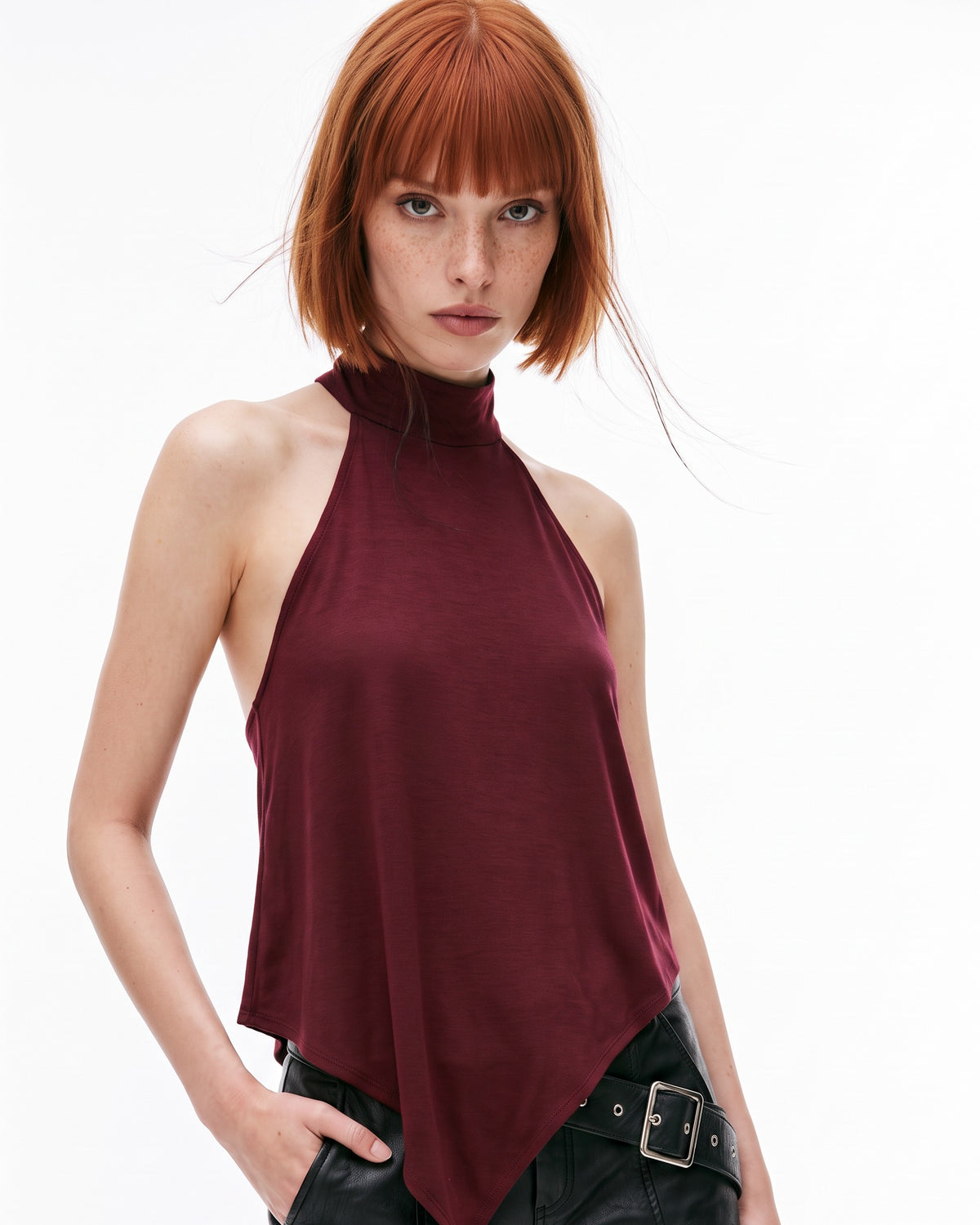 Crop top halter burdeo Renata, cuello alto y basta asimétrica