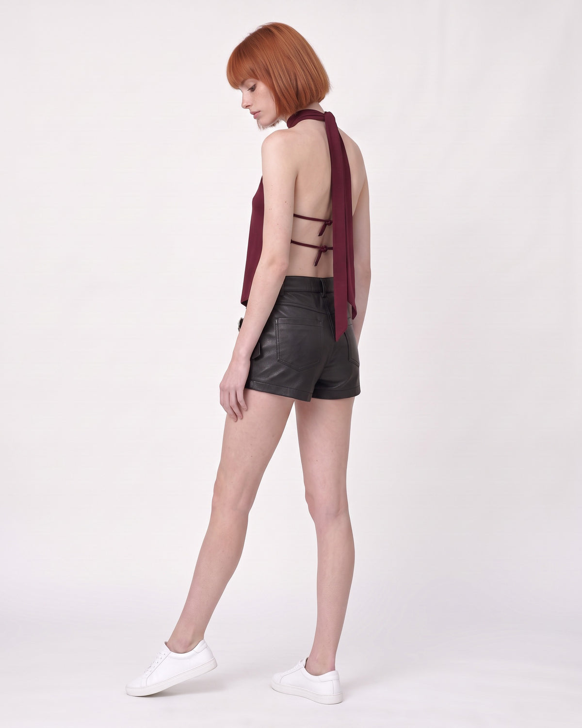 Crop top halter burdeo Renata, espalda descubierta con amarras