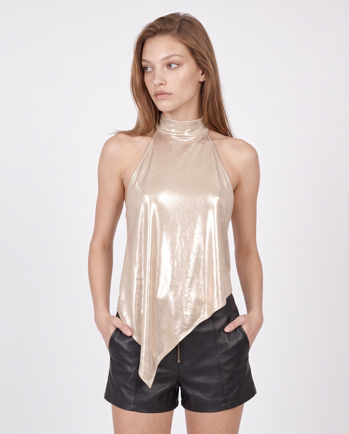 Crop Renata dorado, halter metalizado de frente | MQM
