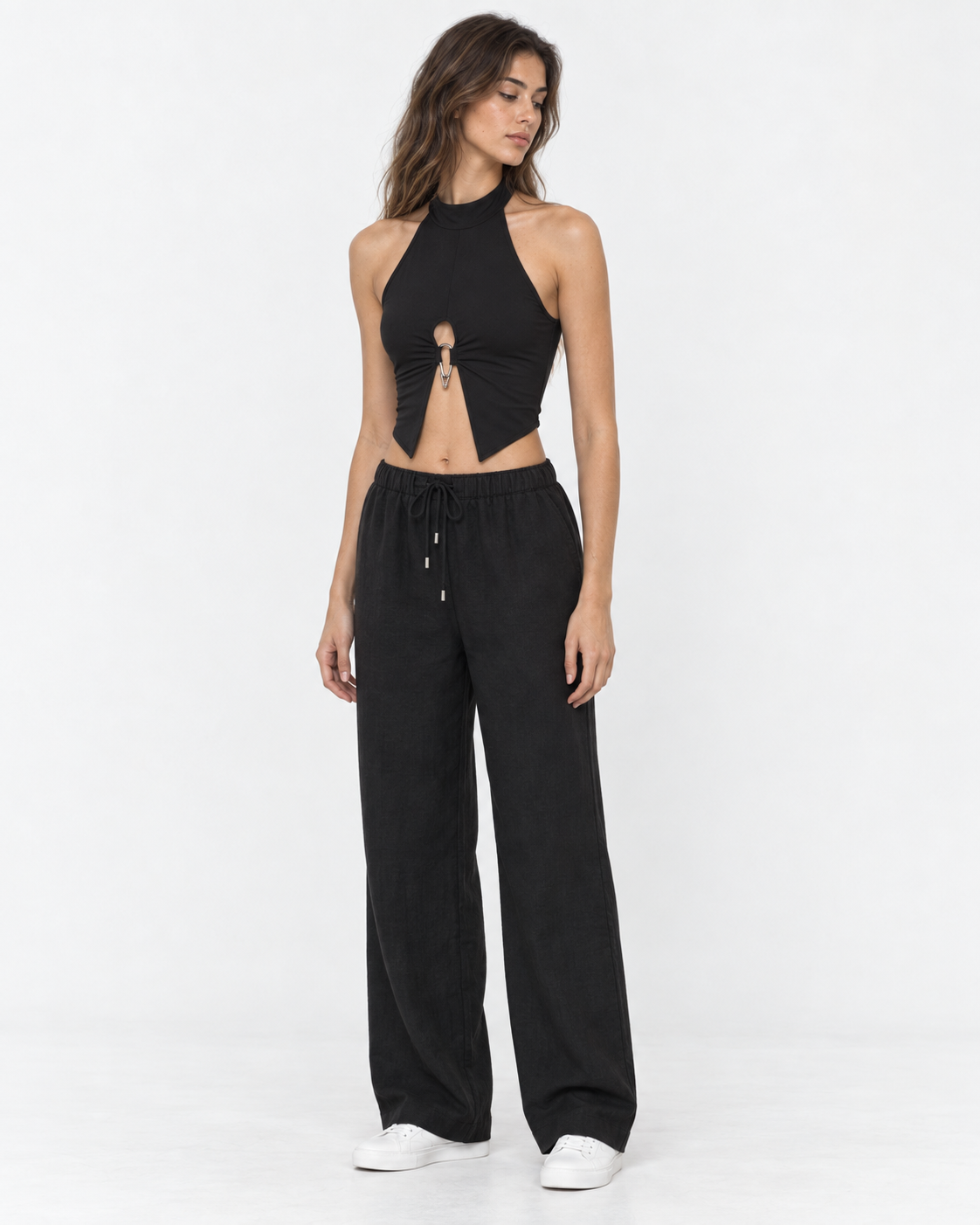 Crop top negro halter con argolla metálica Nápoles