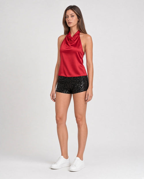 Blusa Laura roja halter de satín, frente tres cuartos