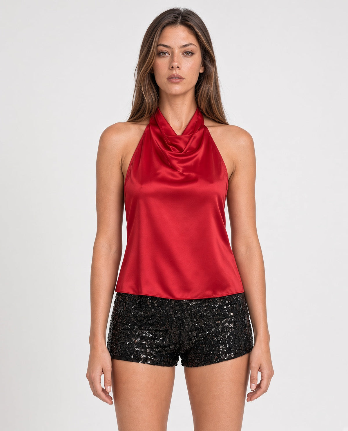 Blusa Laura roja halter de satín, plano medio