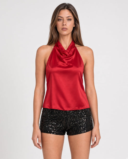 Blusa Laura roja halter de satín, plano medio