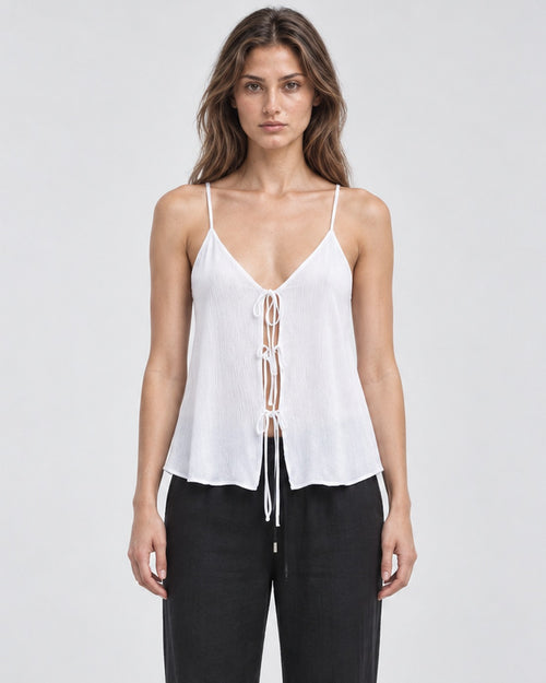 Blusa blanca de bambula con tirantes y amarras al frente