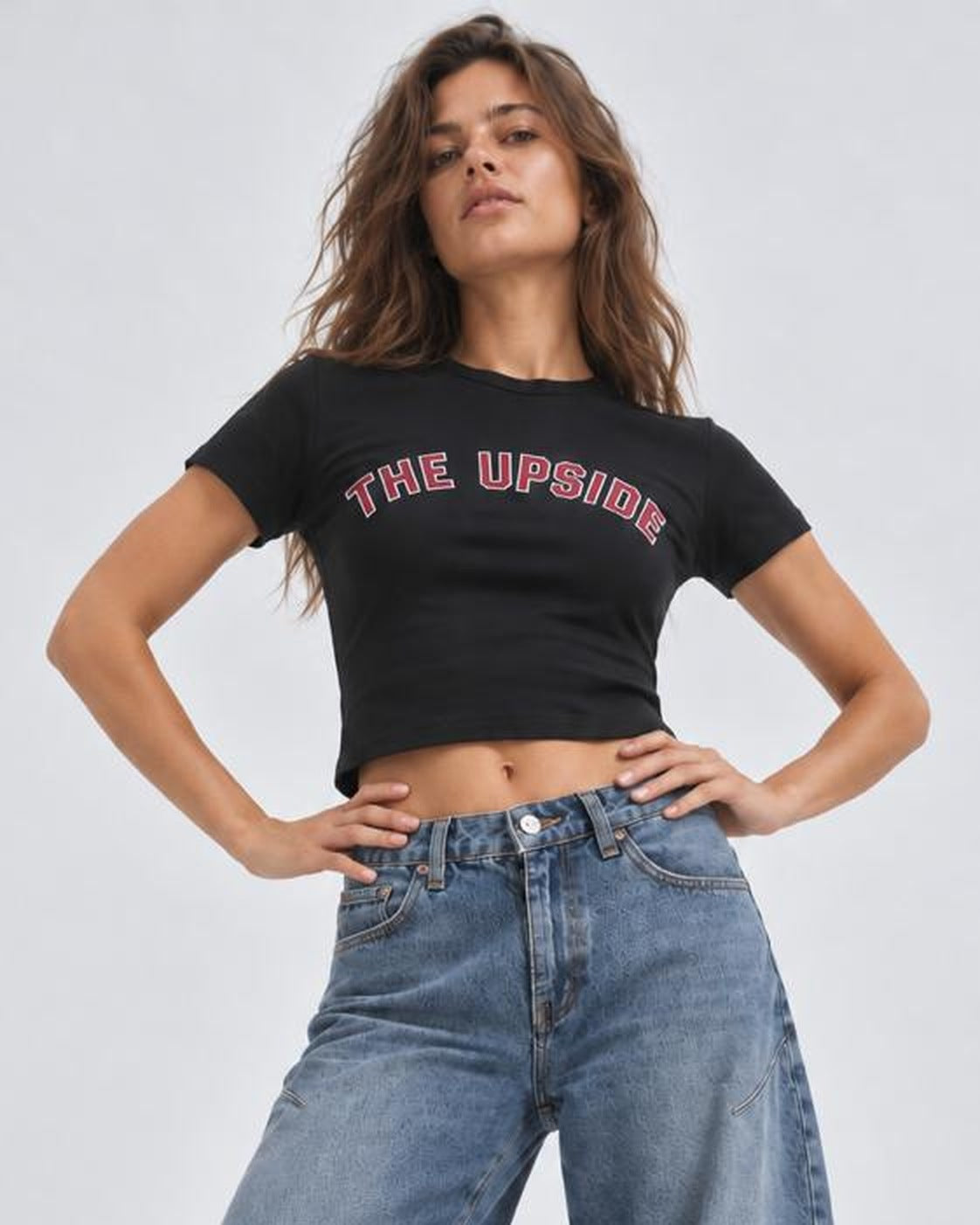Polera baby tee negra con estampado The Upside