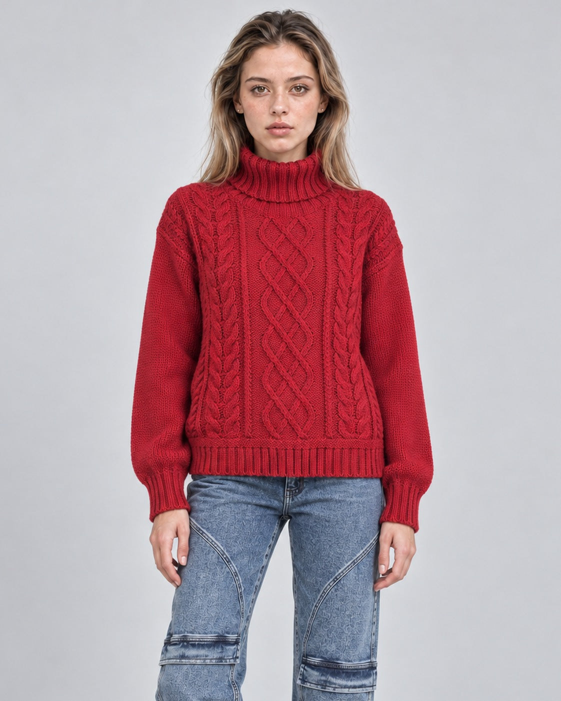 Sweater rojo tejido con trenzas y cuello alto
