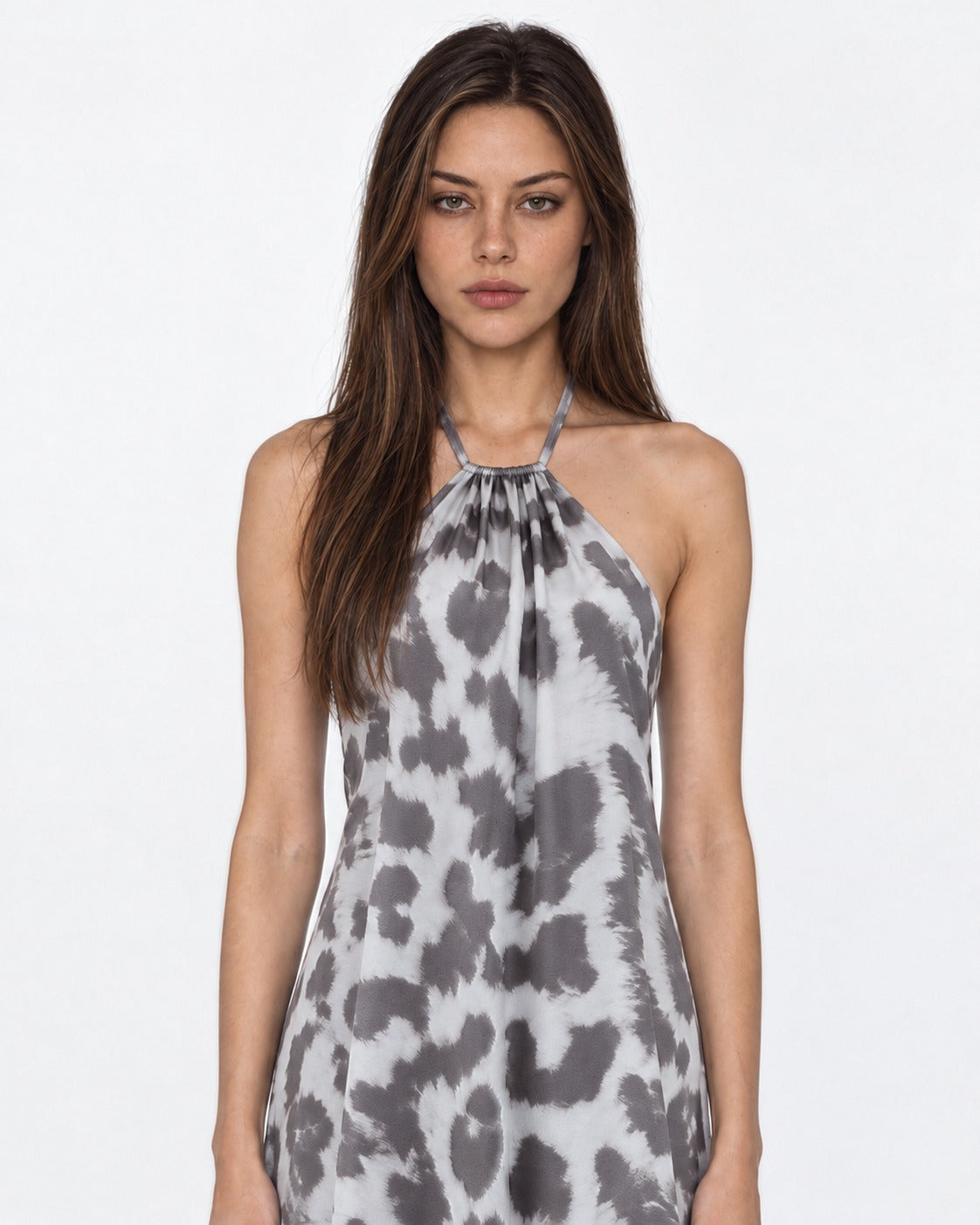 Vestido largo halter animal print gris, detalle frente | MQM