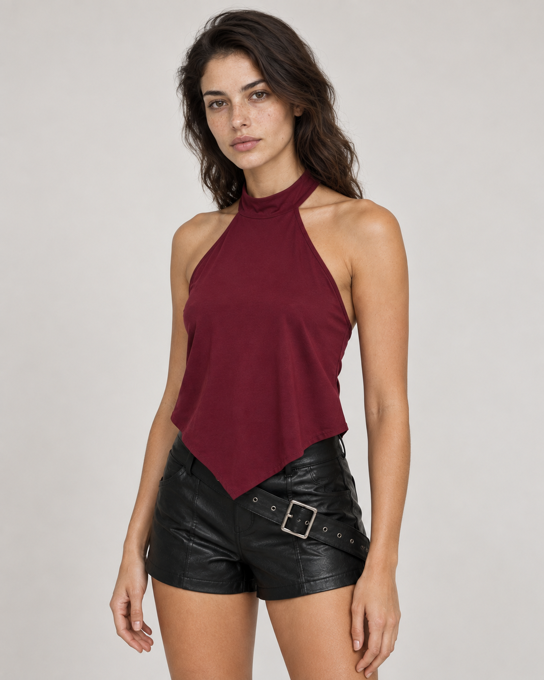 Crop top halter burdeo Renata, tres cuartos plano medio