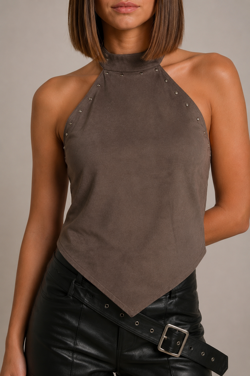 Crop top halter gamuza café con tachas y espalda con amarras Renata