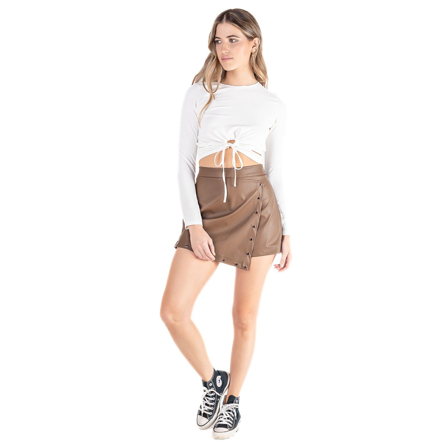 Falda Short de Cuero Sintético Café con Tachas | Mujer