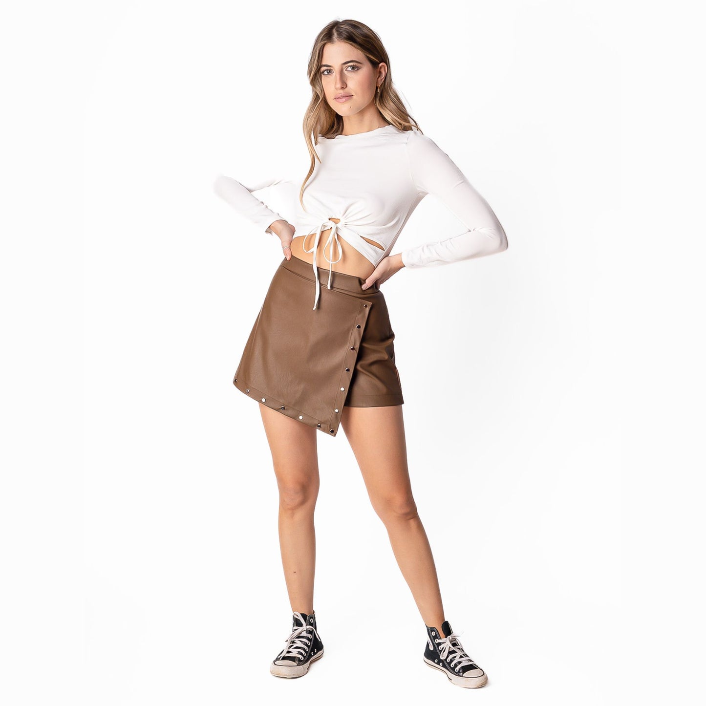 Falda Short de Cuero Sintético Café con Tachas | Mujer