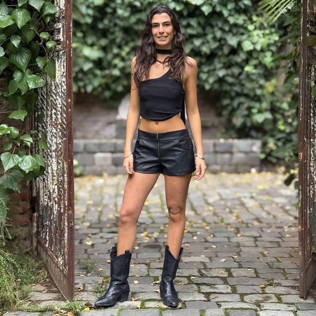 Short negro de cuero sintético tiro bajo y corto modelo estocolmo