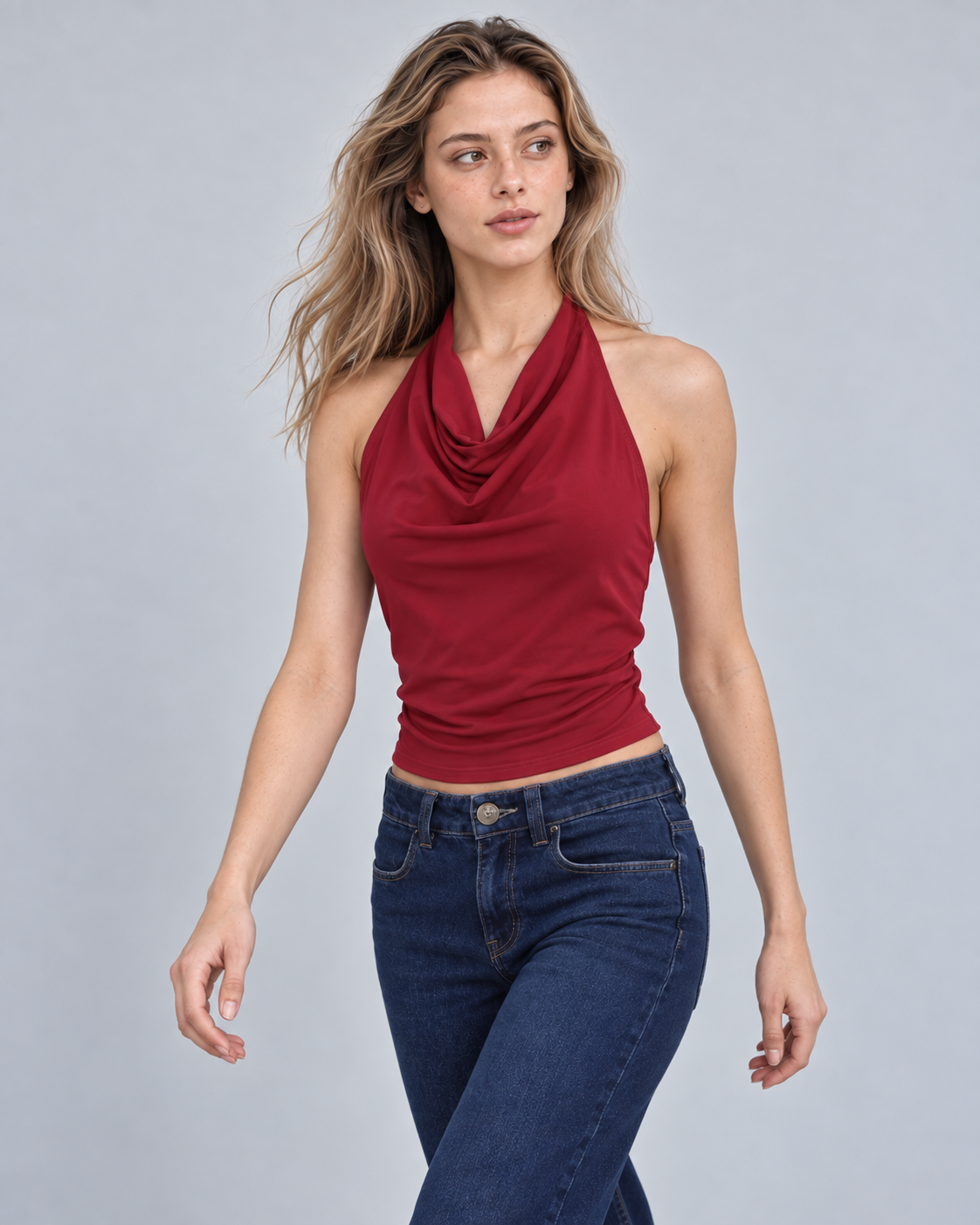 Crop top halter burdeo drapeado Singapur, de frente caminando | MQM