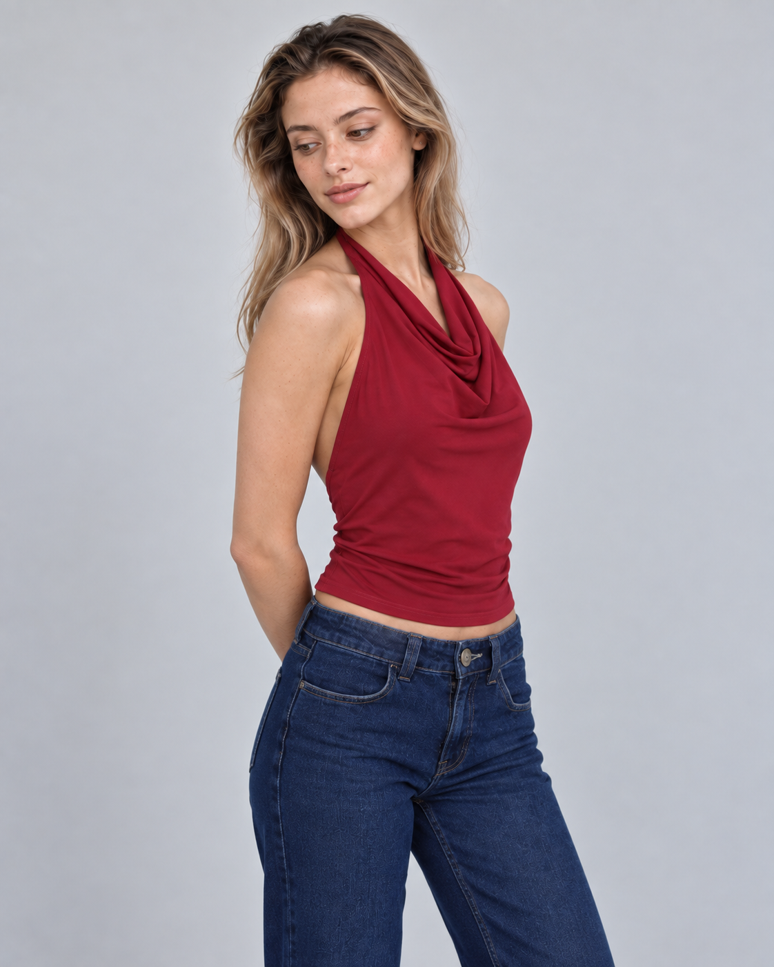 Crop top halter burdeo drapeado Singapur, vista de tres cuartos | MQM