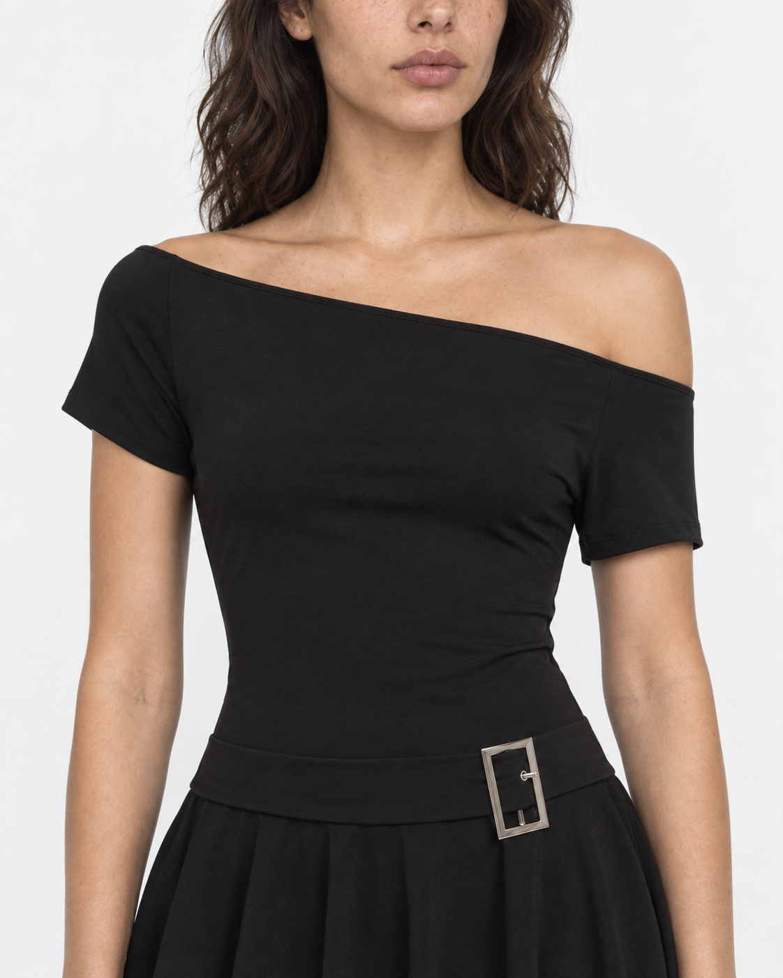 Vestido negro off shoulder Soho, detalle de la hebilla