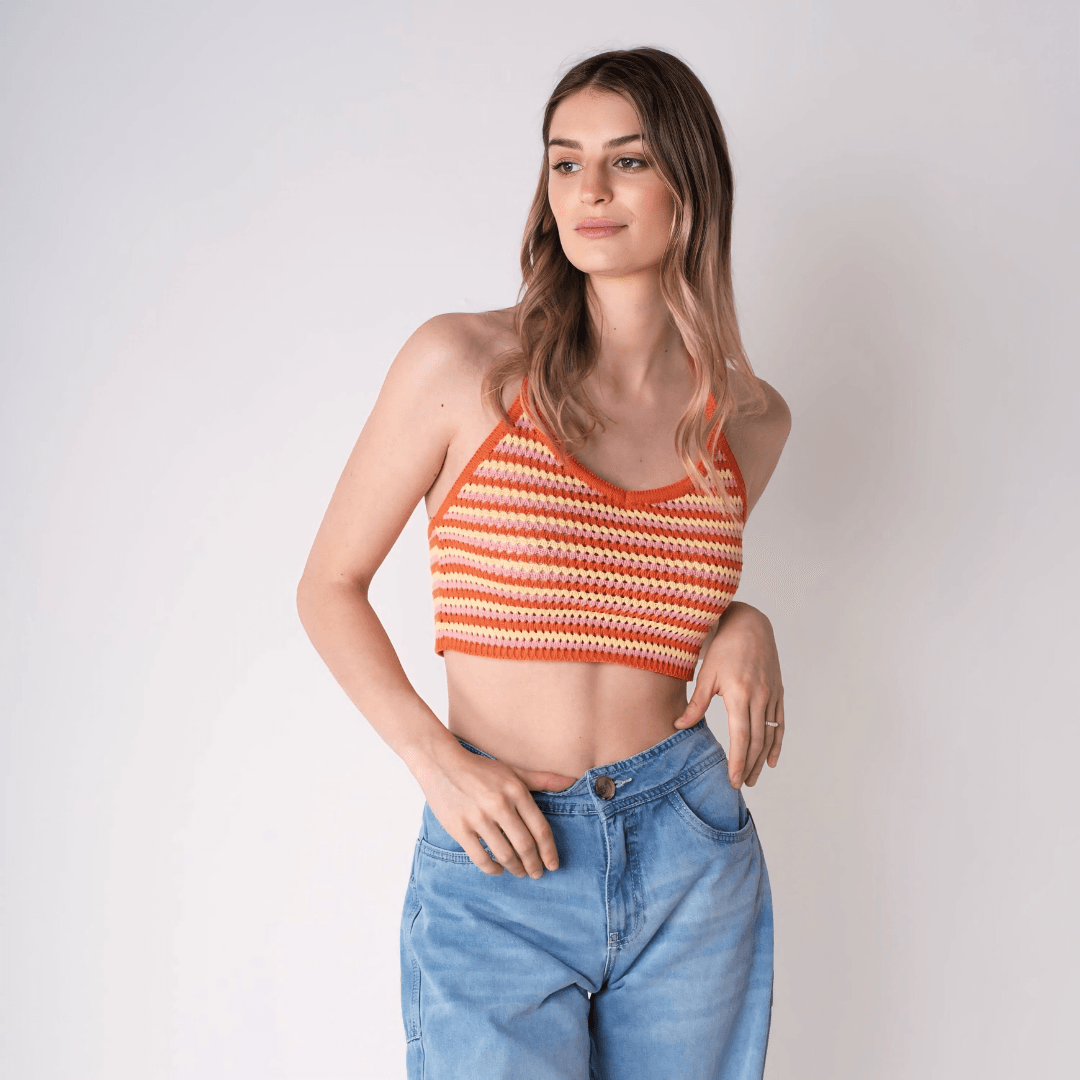 Crop tejido de algodón en tonos naranja y amarillo, con diseño de espalda descubierta, perfecto para días calurosos y estilo retro